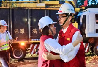 陳其邁「擁抱黃敏惠」秀政治高度 網喊：2028賴下邁上