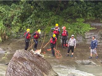 尖石男子离奇卡河床石缝身亡 警消冒险渡溪带他回家