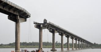 通勤高峰期印度大橋莫名坍塌 多輛汽車墜河「至少9死」