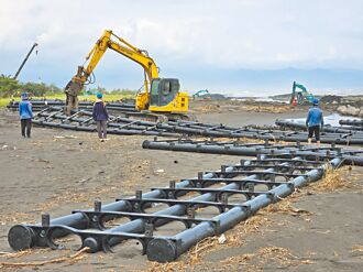 残骸漂到高雄 渔民控危害海洋