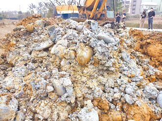 挖農地回填廢棄物 11嫌遭訴