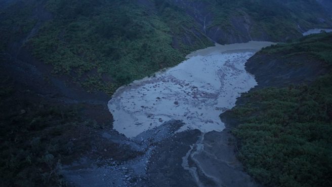 清水溪草嶺段山體崩塌，土石堵出堰塞湖。（圖／翻攝自竹山鎮長陳東睦臉書）