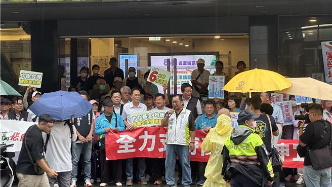 反方團體一早也聚集在環境部，正方團體強調，宜蘭延伸高鐵為打通全台交通圈關鍵點，遂勢必要發展。（賀培晏攝）