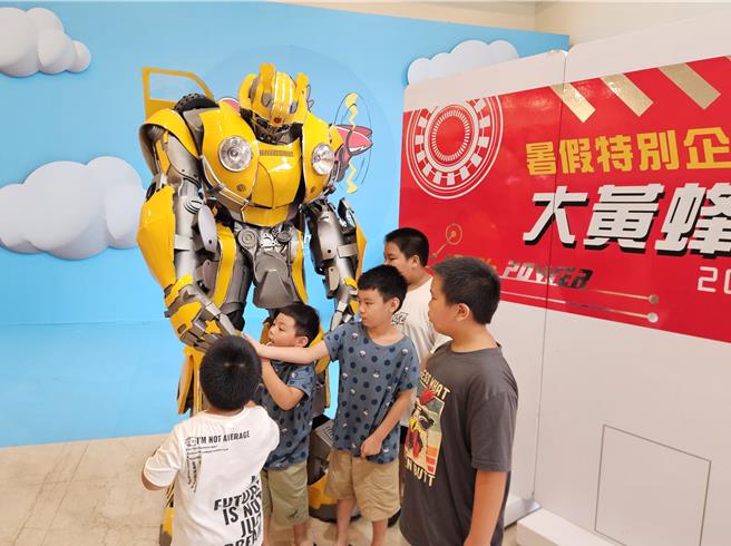 颱風重創中南部，卻連帶影響墾丁觀光，墾丁福華飯店推出「英雄現身計畫」，高達2.5公尺氣勢十足的「大黃蜂」和小朋友熱烈互動，希望藉此帶動觀光。（羅琦文攝）