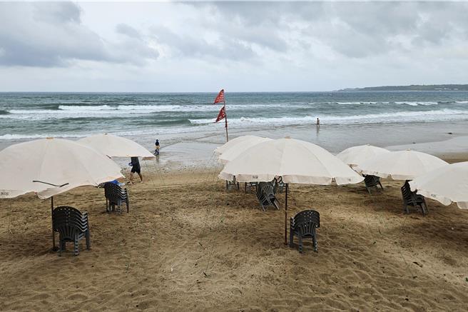 丹娜絲風雖已在7日出海，但9日墾丁最熱鬧的南灣沙灘浪高超過1公尺，遊客稀少。（羅琦文攝）
