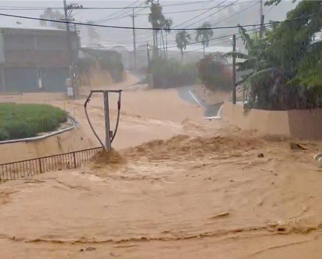 雷雨炸南投！名間鄉長陳翰立開車抵達炭寮村勘災，一度因洪水受困。（陳翰立提供／楊靜茹南投傳真）