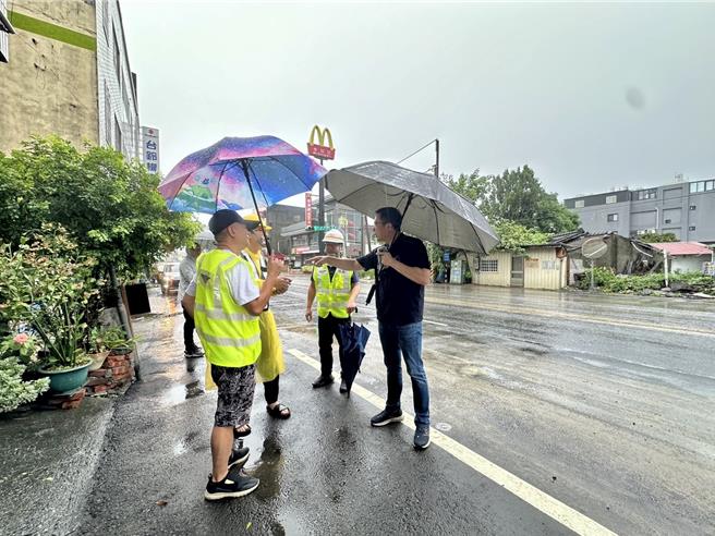 名間鄉彰南路積淹水消退後，路面出現一層紅土，鄉長陳翰立與工務段人員會勘。（陳翰立提供／楊靜茹南投傳真）