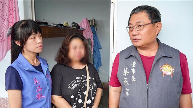 朴子市长吴品叡与配天宫董事长蔡承宗研议后，由配天宫提供香客大楼的卫浴设备让市民使用。（朴子市公所提供／吕妍庭嘉义传真）