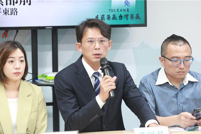 面對國民黨擬要放行撥補台電千億預算，民眾黨支持者明顯不買單，民眾黨主席黃國昌9日晚間也強調，民眾黨團對特別預算立場不會改變。（中時資料照，袁茵攝）