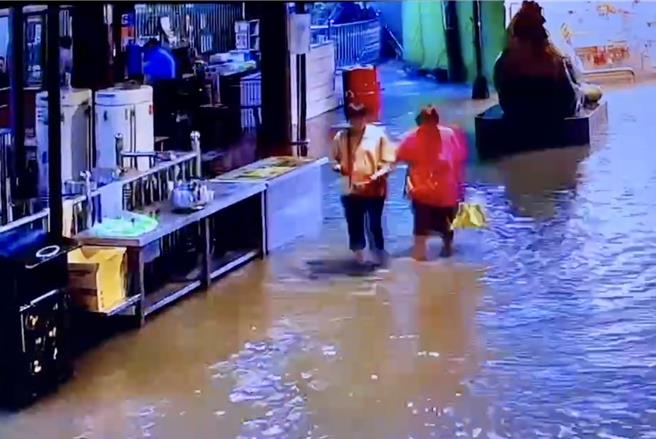 竹山消訓中心觀測站9日累計雨量284毫米，一旁竹山紫南宮廟埕一度淹水20公分。（民眾提供／楊靜茹南投傳真）