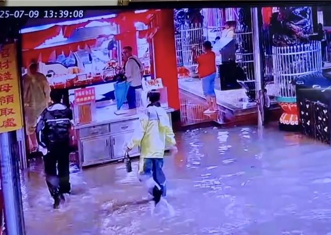 竹山紫南宮廟埕一度淹水20公分，信眾不減熱情，涉水摸金雞、拜拜求金祈求好運。（民眾提供／楊靜茹南投傳真）