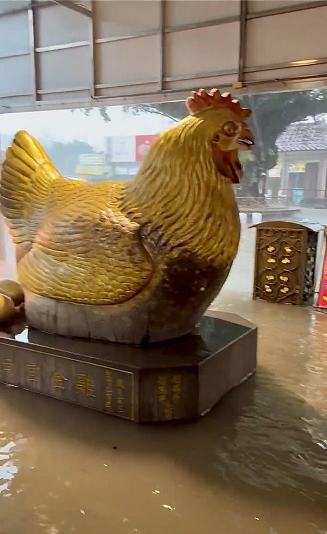 竹山紫南宮金雞周邊淹水約20公分。（民眾提供／楊靜茹南投傳真）