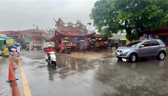 竹山紫南宮廟下暴雨一度淹水20公分，所幸雨勢趨緩後，廟埕的積淹水也隨即消退。（民眾提供／楊靜茹南投傳真）