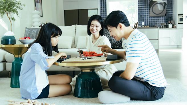 張娜拉飾演的車恩京本來以為工作家庭都能兼顧，沒想到最後兩邊都可以沒有她。（龍華影劇台提供）