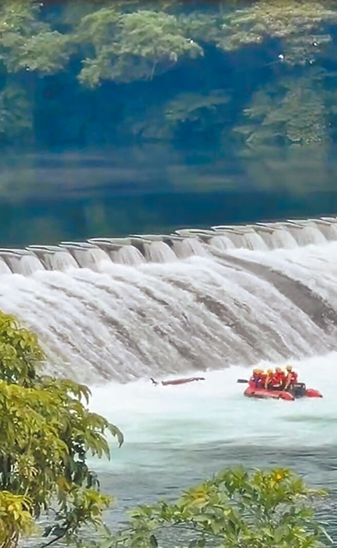 新北市消防局8日下午4时许获报，新店区广兴桥下新店溪民眾玩SUP时溺水，派遣直潭分队前往救援，疑因拦砂坝下水流湍急，导致船艇翻覆，2名消防员及1名义消失去生命迹象，分别送往新店慈济及耕莘医院急救。（民眾提供／叶书宏新北传真）