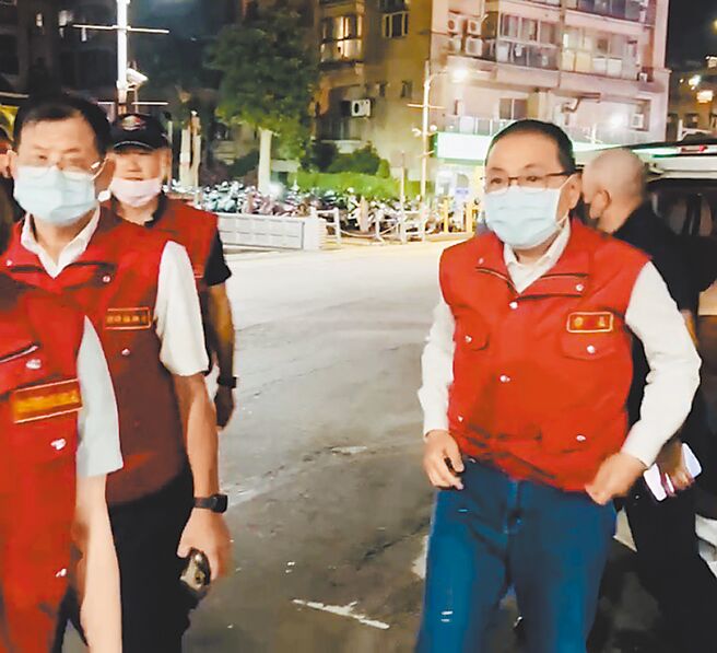 新店区广兴桥下新店溪8日下午4时许，有民眾玩SUP时溺水，新北市消防局派遣直潭分队人员前往救援，疑因拦砂坝下水流湍急，导致船艇翻覆，2名消防员及1名义消失去生命迹象送医，新北市长侯友宜（右一）晚间8时许抵达新店耕莘医院探视伤者。（李育嫺摄）