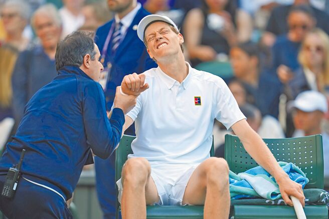 球王辛纳因跌倒扭伤右肘，接受防护人员治疗时露出痛苦表情。（美联社）