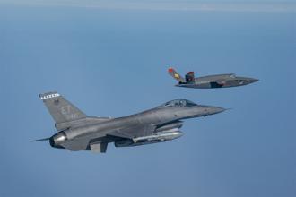 美战机搭配无人机演训 提升协同空战效能