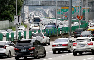 開特斯拉變換車道被檢舉 罰2.4萬加吊照 一招撤銷