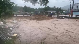 影》大武鄉朝庸溪水爆漫橋 現場畫面曝光