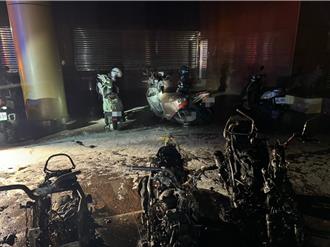 梧棲民宅騎樓凌晨大火  燒毀13輛機車、2輛汽車燒剩骨架