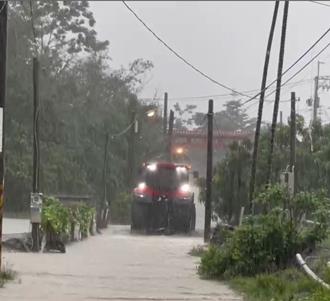 屏東豪雨狂炸！里港水淹及膝 民眾搭「農車」就醫