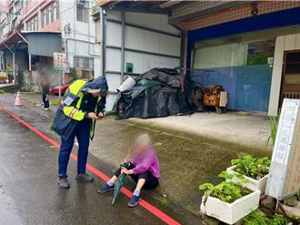 豪雨路滑 六旬婦人跌倒無助 斗坪警暖心協助返家