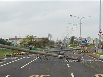 丹娜丝酿2500电杆倒下 台电2千人集中嘉南抢修