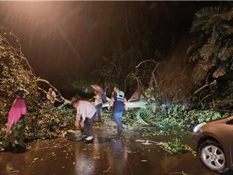 丹娜丝颱风余威！台中山区落石不断　警民合力排除助返家