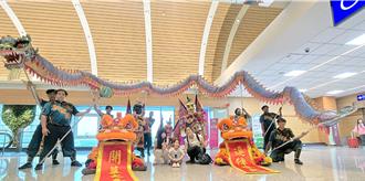 舞龙舞狮、三太子现身桃机快闪演出  外籍旅客惊艷讚嘆