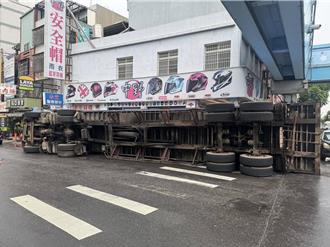 桃園八德大貨車翻覆！疑操作不當　駕駛輕傷送醫