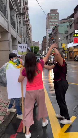 中和罢团宣讲爆衝突！　妇人抢麦克风与议员拉扯遭送办、送医