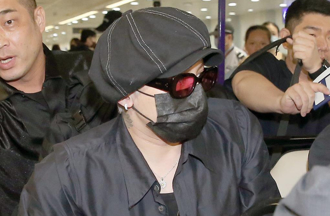 直擊》GD來台灣包緊緊！大量粉絲接機狂追告白