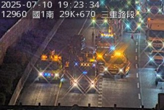 快讯》紫爆！国1三重段车祸2车道遭占 回堵3公里