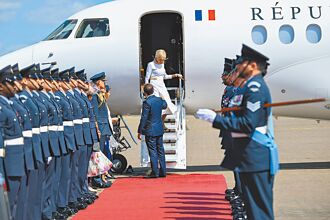 馬克宏訪英 籲降低對中美依賴