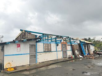 台南逾6千戶屋頂吹掀 17區仍停電