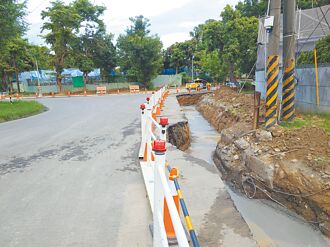 施工四面圍城 左營眷村喊苦