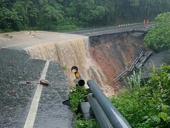 台9戊線路段遭大雨沖刷，路基嚴重掏空形成斷崖。（民眾提供／蕭嘉蕙台東傳真）