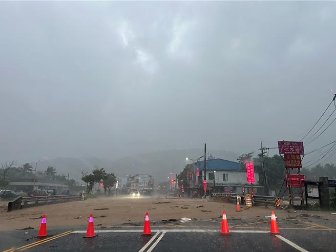 朝庸溪水位暴漲，夾帶泥沙、土石與枯枝滾滾沖下，漫流至朝庸橋面。（民眾提供／蕭嘉蕙台東傳真）
