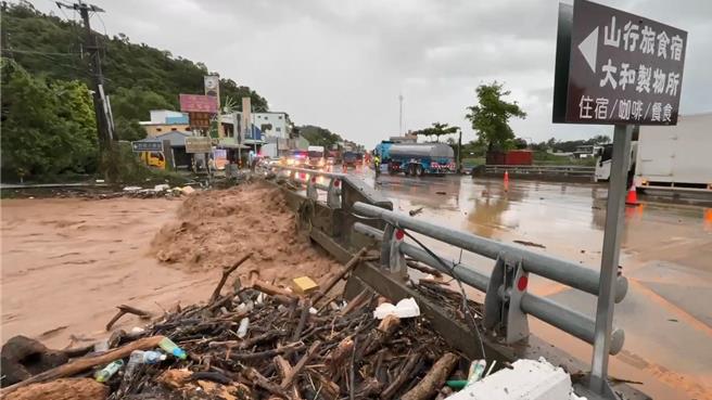 朝庸溪水位暴漲，濁流夾帶大量漂流木與垃圾猛灌橋面，現場實施交通管制。（民眾提供／蕭嘉蕙台東傳真）