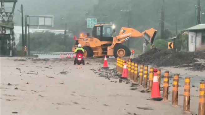 台9線南迴公路925公里大武鄉南興路段遭土石流覆蓋，南下車道受阻，機具持續清理中。（民眾提供／蕭嘉蕙台東傳真）