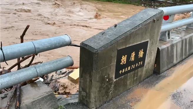 台9線420K＋950尚武朝庸橋路段因強降雨不歇，全線車道無法通行。（民眾提供／蕭嘉蕙台東傳真）