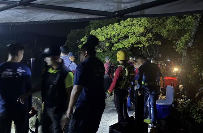 基隆一名男子坠落情人湖身亡，家属崩溃痛哭。（图／翻摄画面）