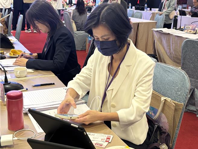 苗栗私立建臺高中发生学生考科集体报错的乌龙，苗县县教育部长叶芯慧今天受访表示，目前先稳定孩子情绪，确保其他报考科目先行把握分数。（林缙明摄）