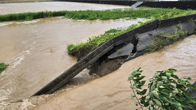 田中鎮平和里灌溉溝渠鴻門圳不敵連日豪雨沖刷，在昨日傍晚潰堤。（農田水利署彰化管理處提供／葉靜美彰化傳真）