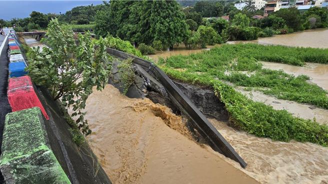 田中鎮平和里灌溉溝渠鴻門圳不敵連日豪雨沖刷，在昨日傍晚潰堤。（農田水利署彰化管理處提供／葉靜美彰化傳真）