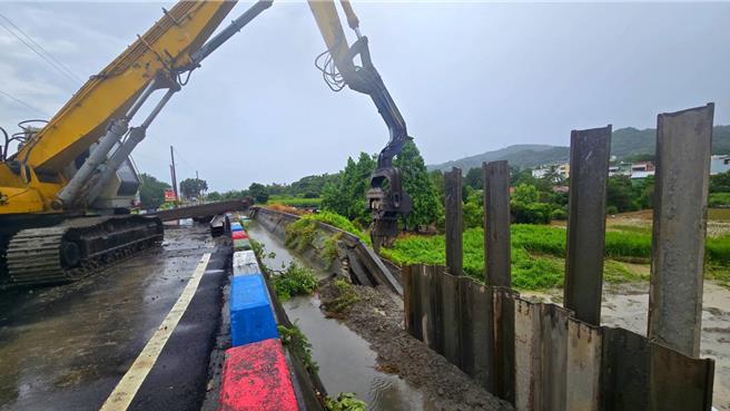 田中鎮平和里灌溉溝渠鴻門圳不敵連日豪雨沖刷，在昨日傍晚潰堤，機具進場搶修。（農田水利署彰化管理處提供／葉靜美彰化傳真）