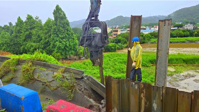田中鎮平和里灌溉溝渠鴻門圳不敵連日豪雨沖刷，在昨日傍晚潰堤，機具進場搶修。（農田水利署彰化管理處提供／葉靜美彰化傳真）