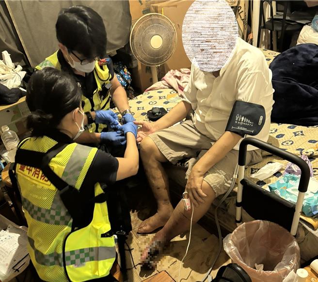 警消获报赶至，发现老翁左脚伤口已严重溃烂，紫到发黑。（民眾提供／宝智华台中传真）