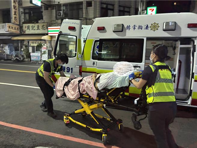 警消协助将老翁送医抢救。（民眾提供／宝智华台中传真）